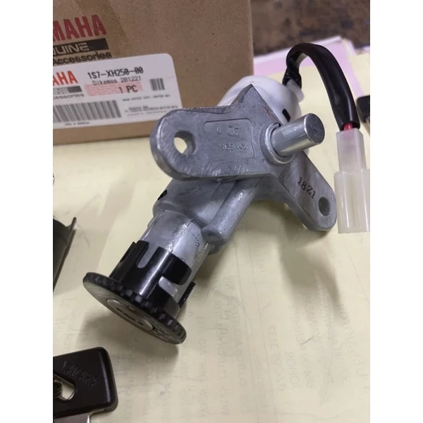 100  ORIGINAL YAMAHA LC135 V1 LC 135 Key Set Main Switch Kunci SUIS LOCK COMPLETE SET 1S8 XH250 00 lcv1 key lock handle